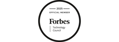 Ein schwarz-weißes Abzeichen der Forbes Technology Council-Mitglieder für 2025.