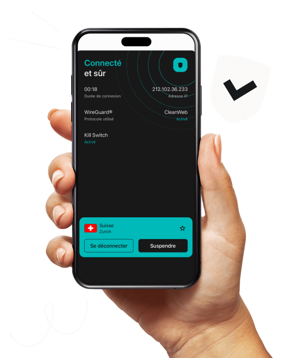 Une main tenant un smartphone avec l’application Surfshark VPN ouverte, connectée à un serveur à Londres et montrant des chiffres d’utilisation des données.