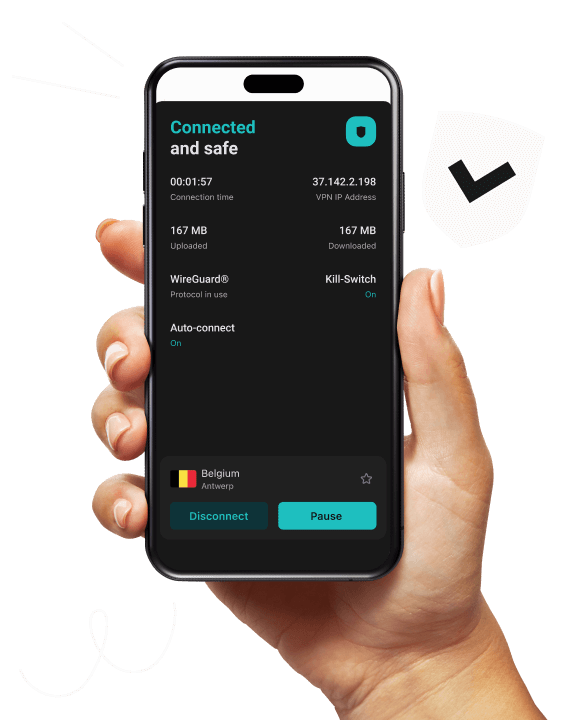Een hand die een smartphone vasthoudt met de VPN-app van Surfshark open, verbonden met een server in Londen, VK, cijfers voor dataverbruik tonend.