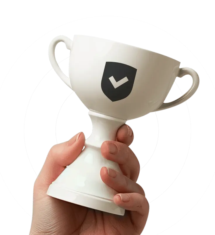 Eine Hand hält einen weißen Kelch mit einem Schild, auf dem ein Häkchen zu sehen ist.