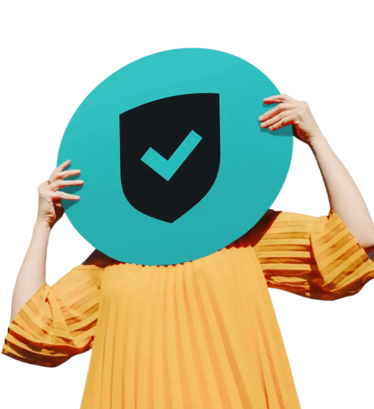 Eine Person in einem gelben T-Shirt hält ein rundes, mit einem Häkchen versehenes Schild vor ihr Gesicht.