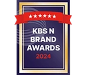 흰색과 빨간색으로 KBS N Brand Awards 2024라고 적힌 단어가 있는 파란색 직사각형 배지