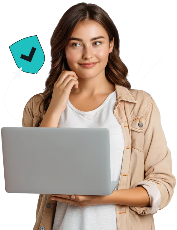 Eine junge Frau mit langen braunen Haaren trägt eine beige Jacke und hält einen Laptop in der Hand, mit einem Pfeil, der auf ein mit einem Häkchen markiertes Schild zeigt.