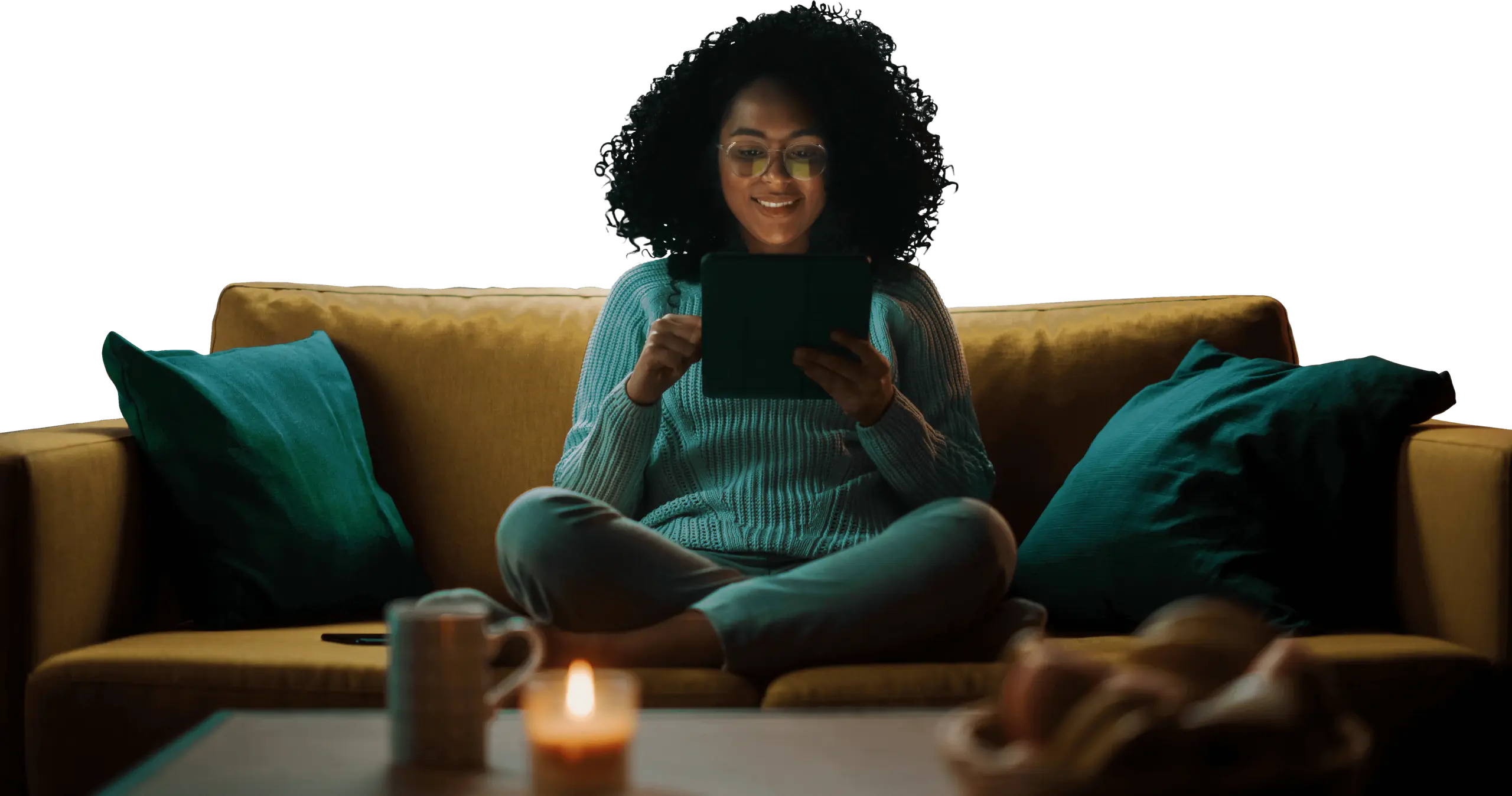 Eine lächelnde Frau mit Brille und lockigem Haar, die auf ihr Tablet hinabschaut